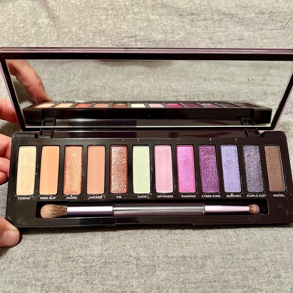 Naked ultraviolet - Picture 2 of 2